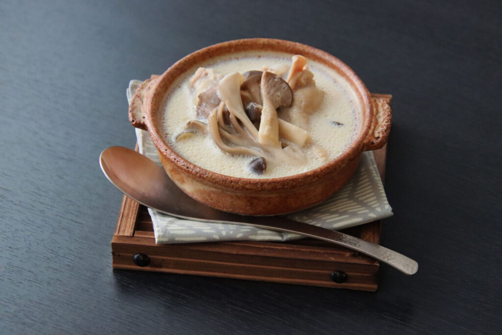 キノコと鶏手羽の豆乳スープ