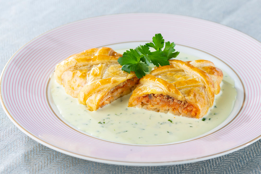 Pâté en croûte à la sauce bolognaise et aux nouilles udon うどんのミートソースパイ包み バジルクリームソース(愛知県立瑞陵高等学校 Brigade de cuisineさん作品)