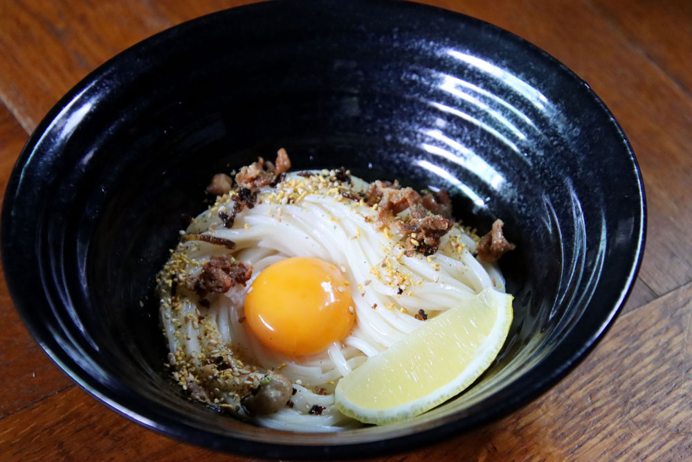 ラーメン屋でバズっているメニューを冷凍うどんで！『ふりかけTKMうどん』