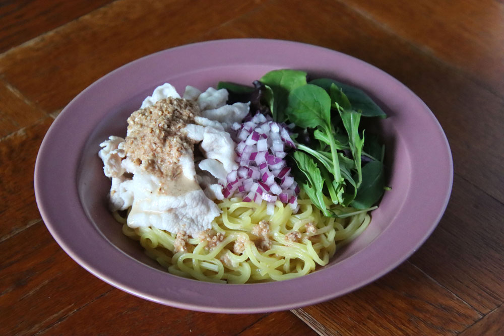 お家で余りがちなお好きなドレッシングやステーキソースを使って！『豚の冷しゃぶサラダラーメン』